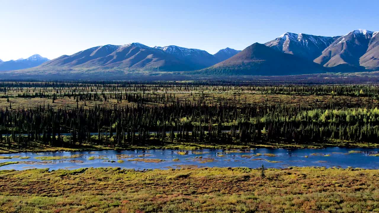 알래스카 내부 강과 산의 도로 조감도