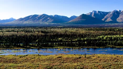 Vista-Aérea-De-La-Carretera-En-El-Río-Y-Las-Montañas-Interiores-De-Alaska