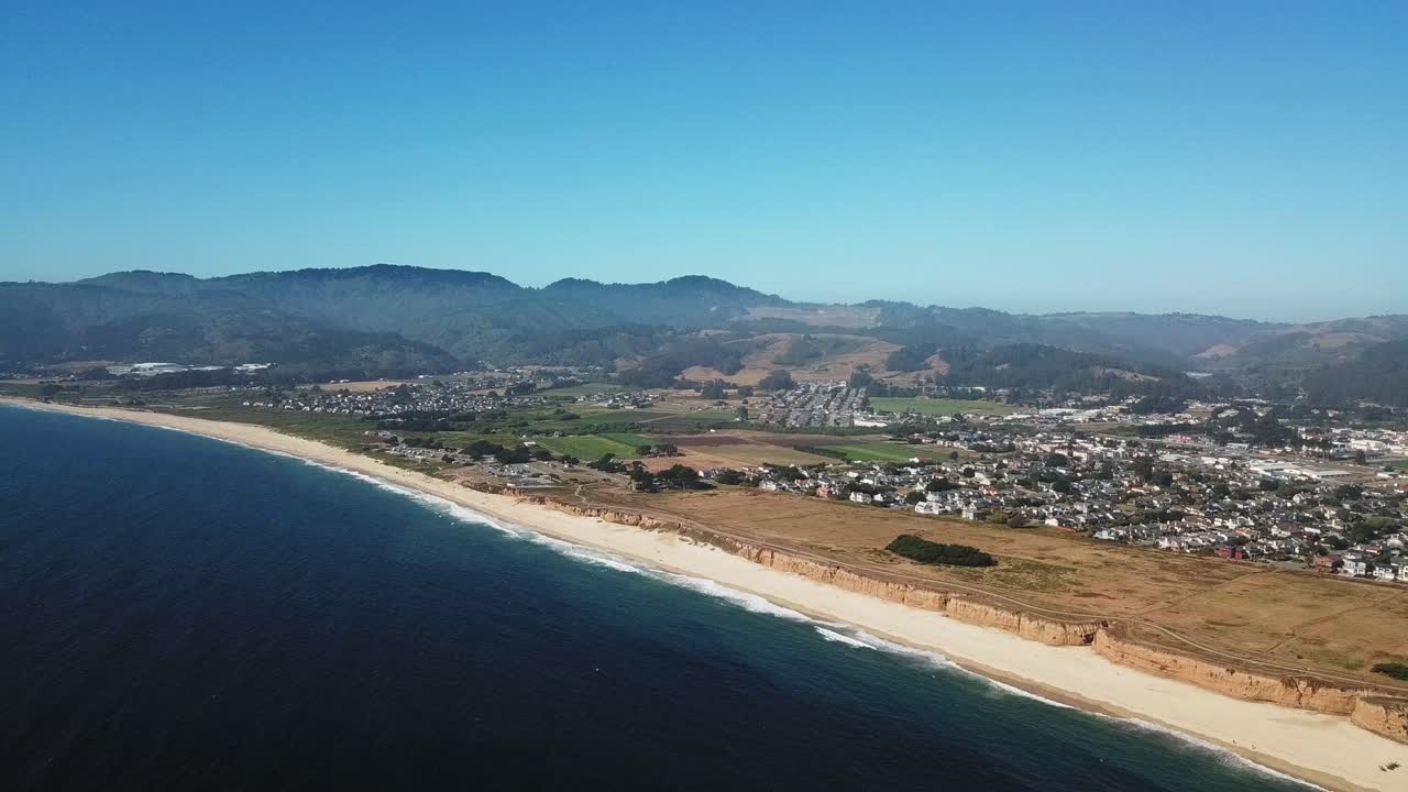 acantilados costeros aéreos de la bahía de la media luna cerca del área de la bahía de san francisco, california, ee.uu.