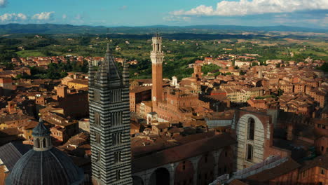 siena, toscana. vista aérea volando más allá de las torres antiguas