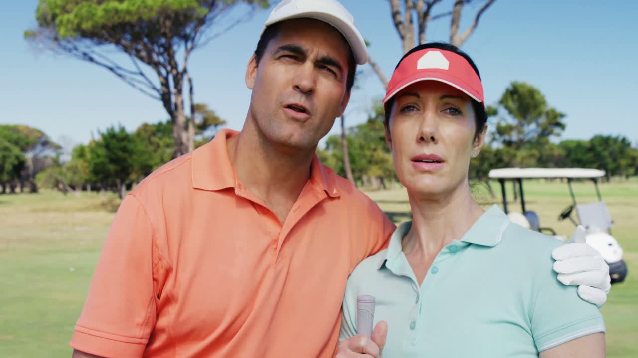 pareja feliz interactuando entre sí mientras juegan al golf