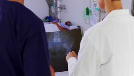 médico y enfermera discutiendo sobre el informe de rayos x 4k