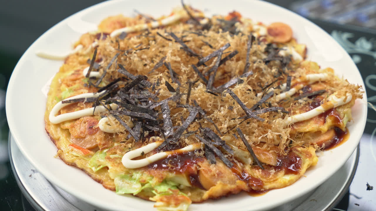 poner algas en okonomiyaki o pizza japonesa