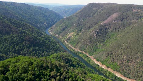 Cañón-Y-Monasterio-Del-Río-Sil-En-Ourense,-Galicia,-España,-Dolly-Inverso-Aéreo