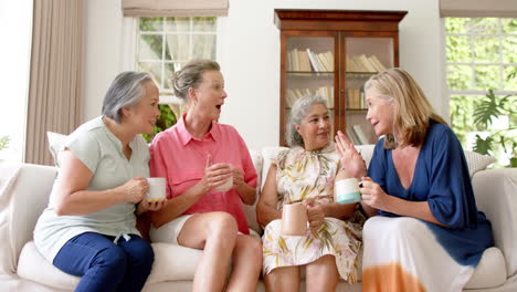 Una-Mujer-Asiática-Mayor-Y-Dos-Mujeres-Caucásicas-Mayores-Disfrutan-De-Una-Conversación-En-Casa