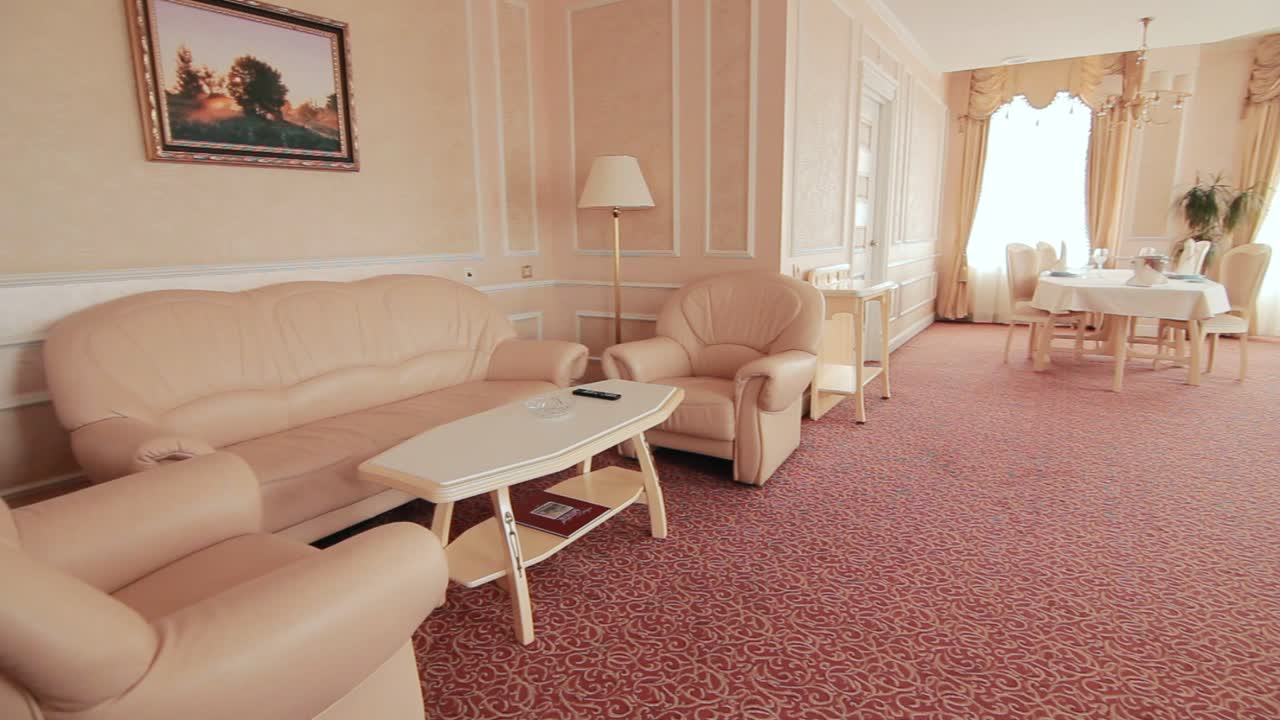 interior de la sala de estar. habitación de apartamento y tv de plasma en los muebles de la habitación