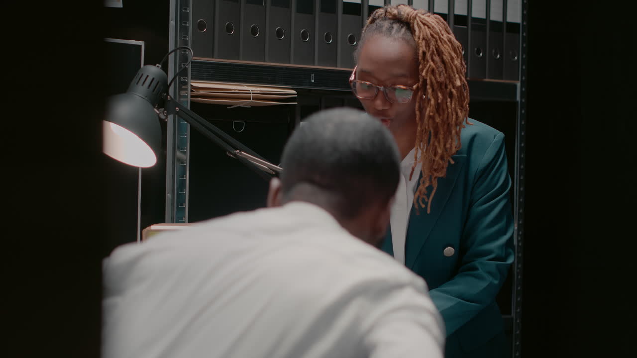 사무실 에서 논의 하는 사업가 들