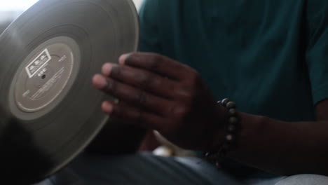 hombre afroamericano en una tienda de música