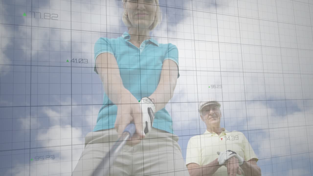 골프채를 든 골퍼들의 가슴 위로 분석을 보여주는 그리드 오버레이에 선 그래프가 나타나는 모습