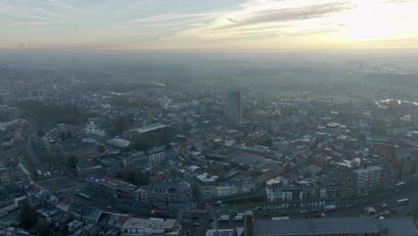 vista aérea de la ciudad de tongeren durante un amanecer de invierno