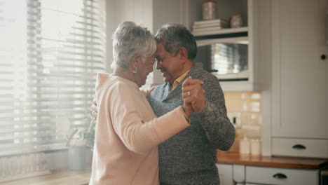 jubilación, hogar y pareja de ancianos en la danza