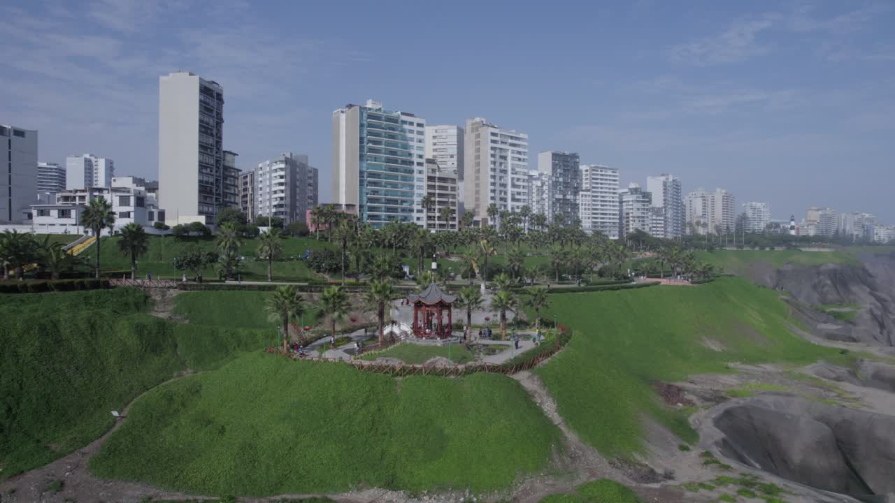 Jalan Raya Costa Verde, di ketinggian distrik Miraflores di kota Lima.