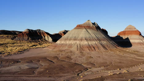 paisaje de arizona: tipis de desierto pintado con cielo azul, tiro de drones