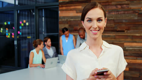 ejecutivo de negocios sonriente usando teléfono móvil