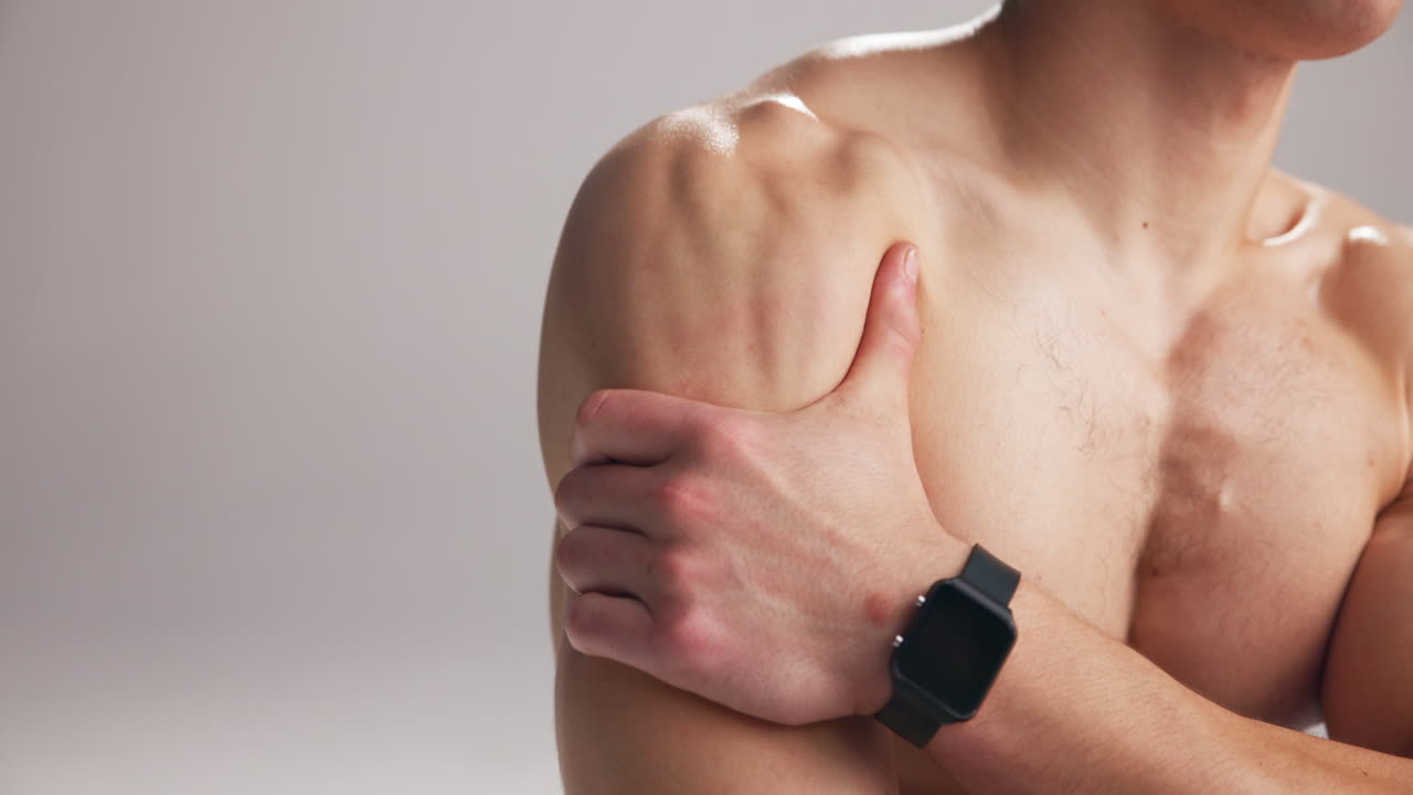 Primo piano di un uomo che soffre di dolore alla spalla