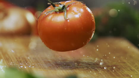 tomate mojado en una tabla de cortar