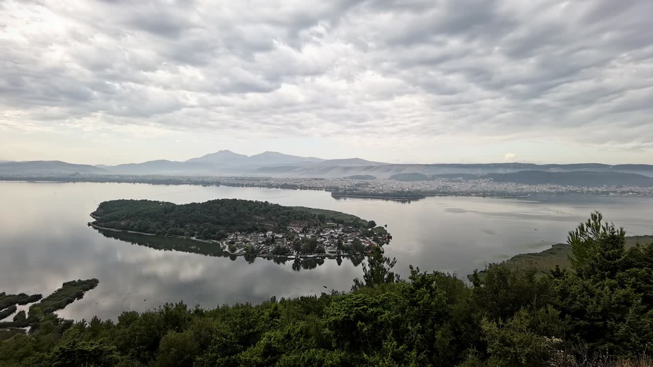 요아니나 시 (ioannina city) 는 그리스의 가을 구름 운동의 칼레 모스크이다.