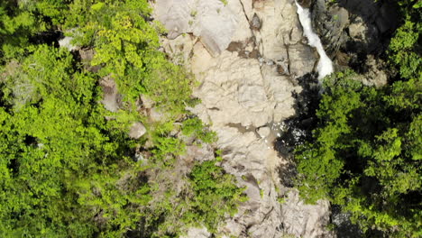 vista superior de rocas y cascadas en tailandia