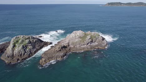 Aerial-View-Of-Julian-Rocks-Nguthungulli-Nature-Reserve-At-Daytime-In-NSW,-Australia---drone-shot