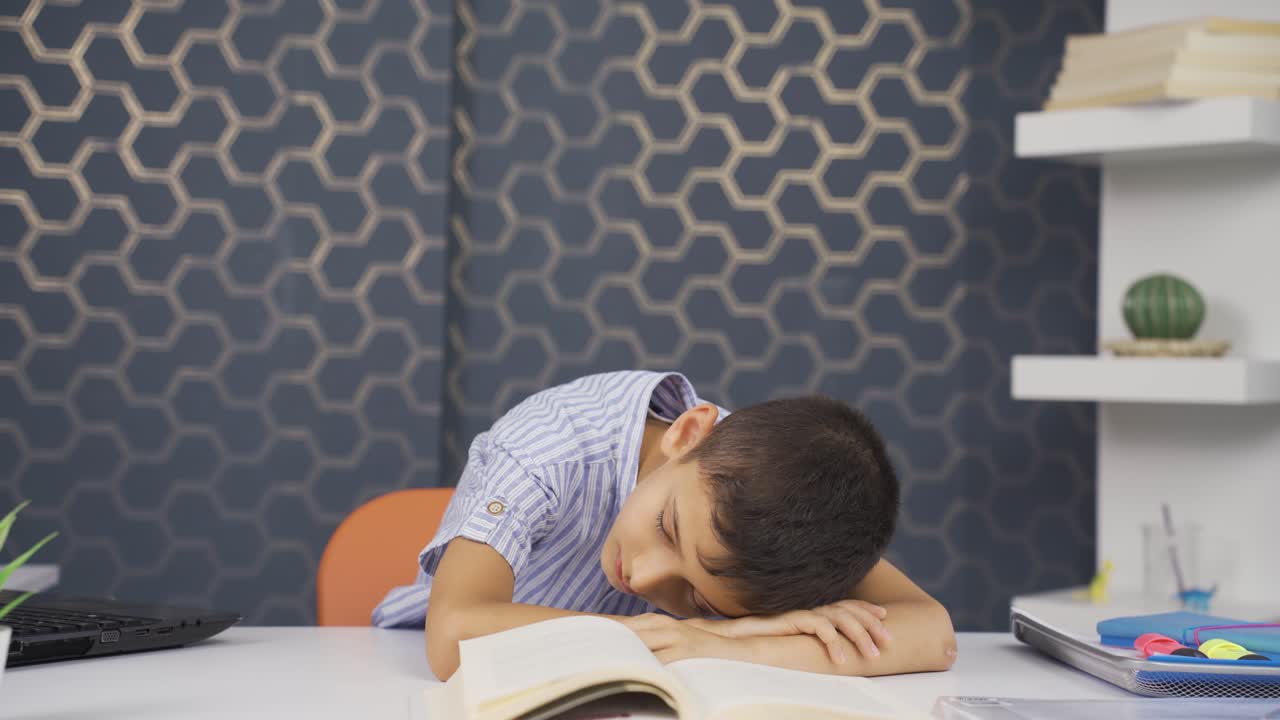 소년은 잠들고 있어.