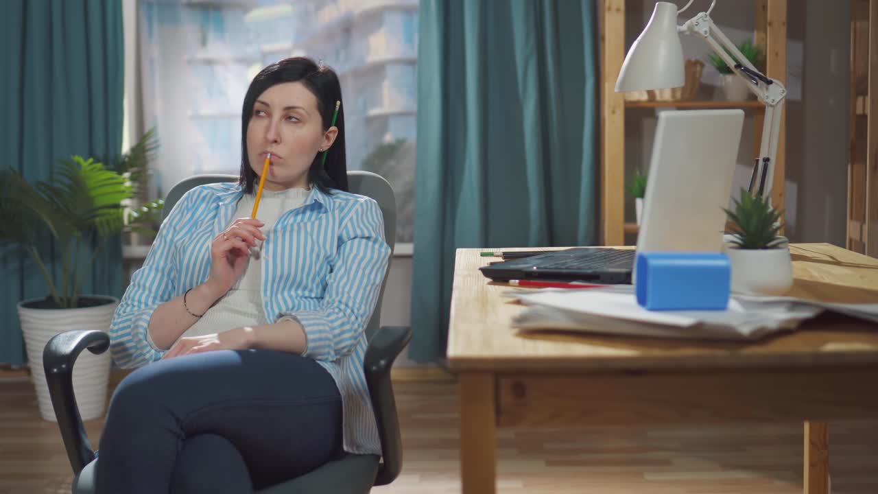 젊은 여성 프리랜서가 직장에서 미루고 있습니다.