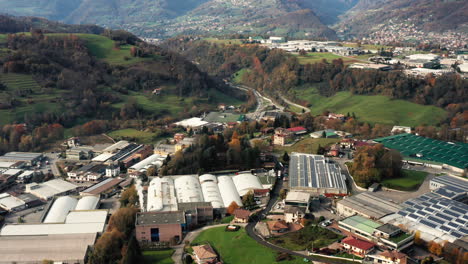 drone vista del valle de seriana en bérgamo - italia