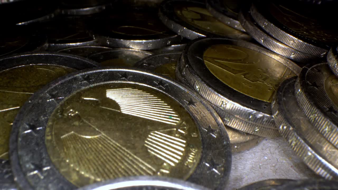 2 유로짜리 동전들이 무질서하게 쳐져 있습니다.