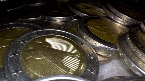 montón de monedas valoradas en 2 euros que se encuentran desordenadamente una al lado de la otra, 4k ultra macro