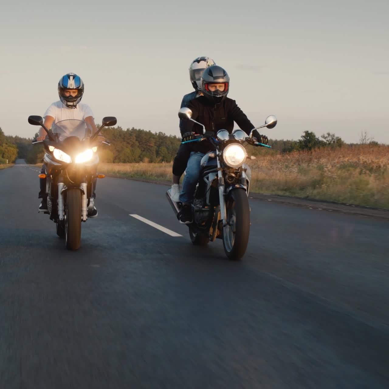 un grupo de ciclistas recorre la carretera en fila 1