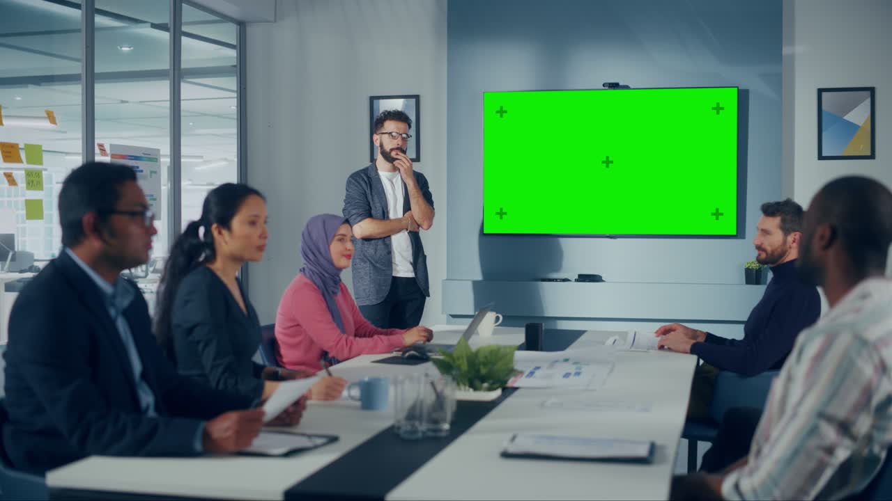 presentación de reuniones en la sala de conferencias de la oficina: empresario hispano habla, utiliza pantalla verde chroma key wall tv. presentación exitosa de un producto a un grupo de inversores multiétnicos. estrategia de comercio electrónico