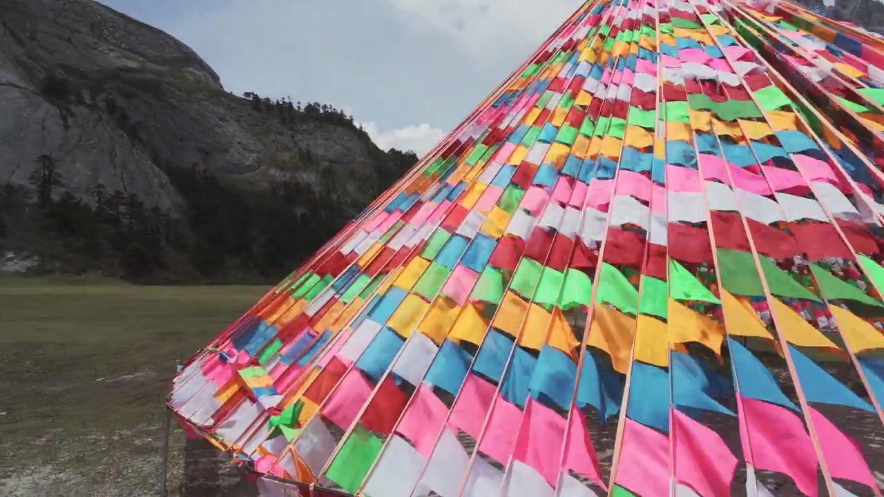 Disposizione geometrica di bandiere di preghiera multicolori nel paesaggio montano di Balagezong