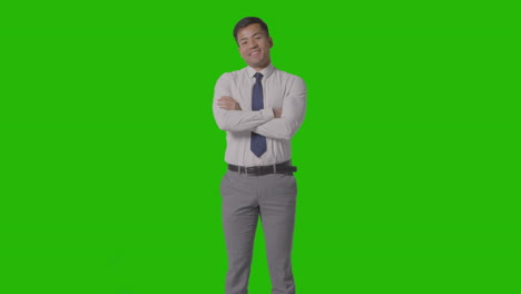 retrato de un hombre de negocios con camisa y corbata contra una pantalla verde sonriendo a la cámara 4