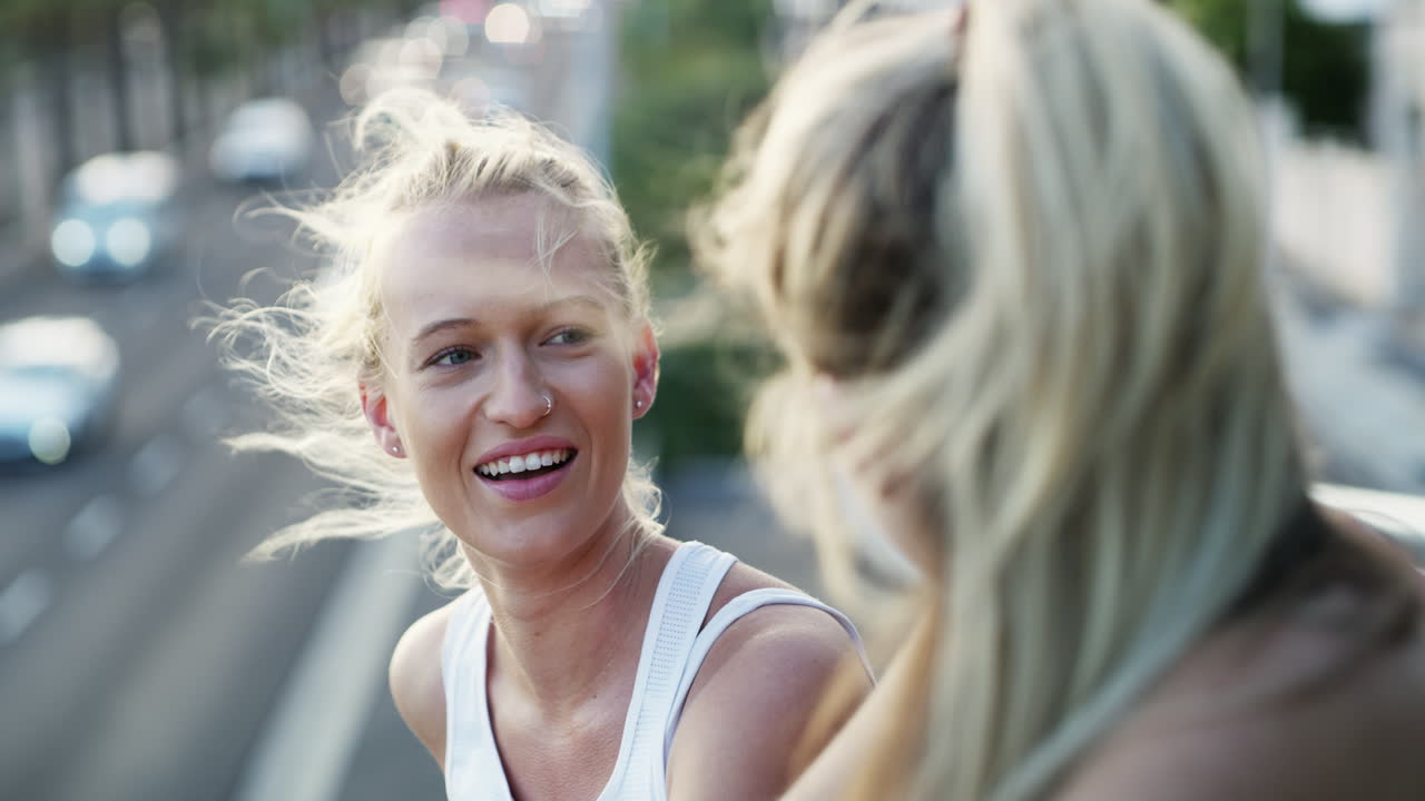 더 나은 삶을 살기 위해 웃고 있습니다.