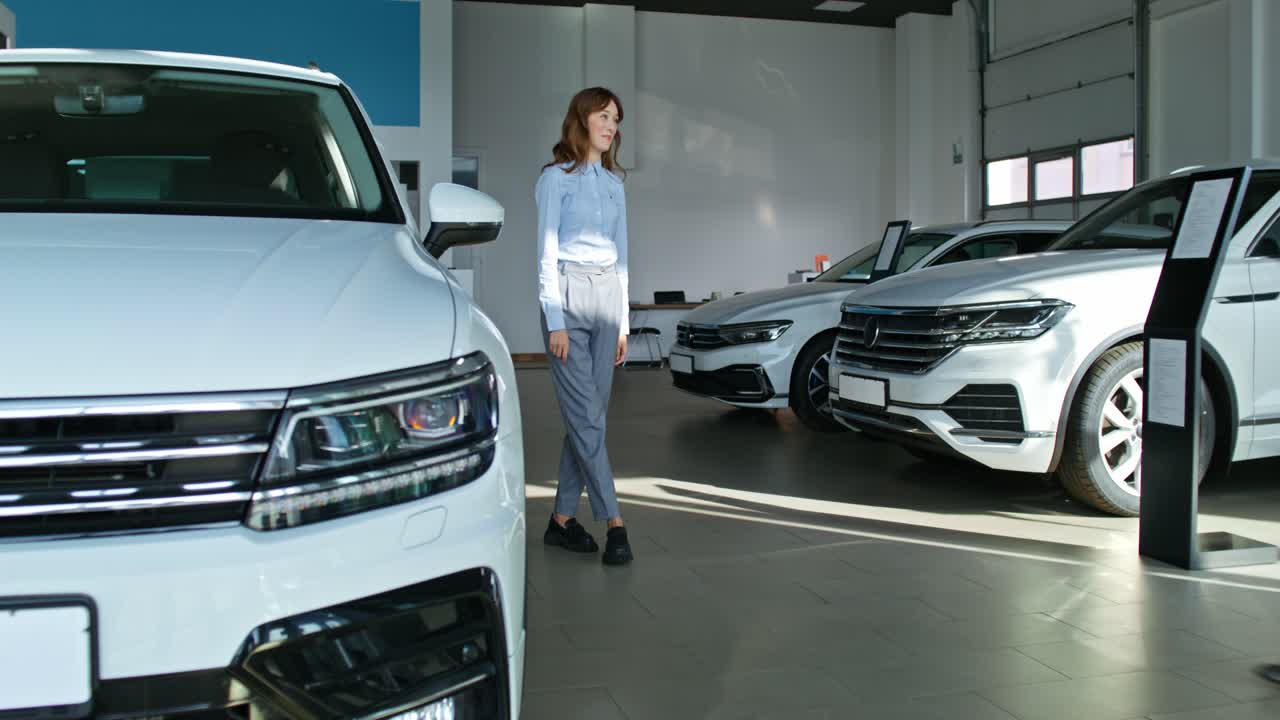 visita al salón de exhibiciones de automóviles