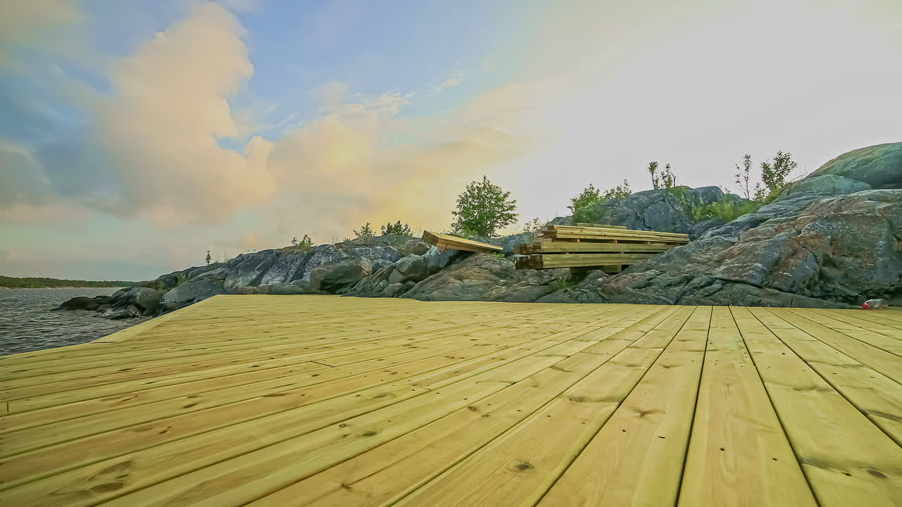 새로 건설된 도크의 갑판에서 피요르드 바다의 전망 - 낮은 각도 시간 경과