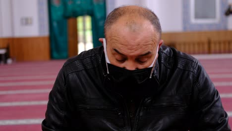 Old-Man-Wearing-Mask-Reads-The-Quran-In-Mosque-1