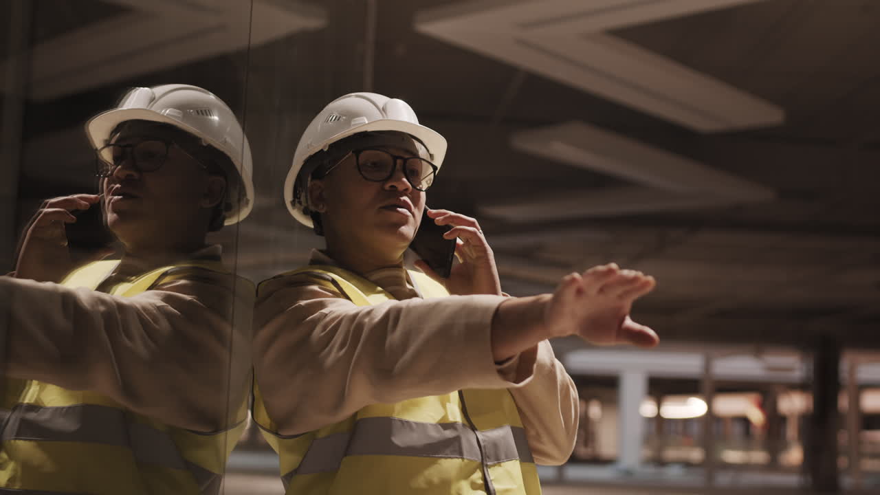 trabajador hablando por teléfono y gesticulando