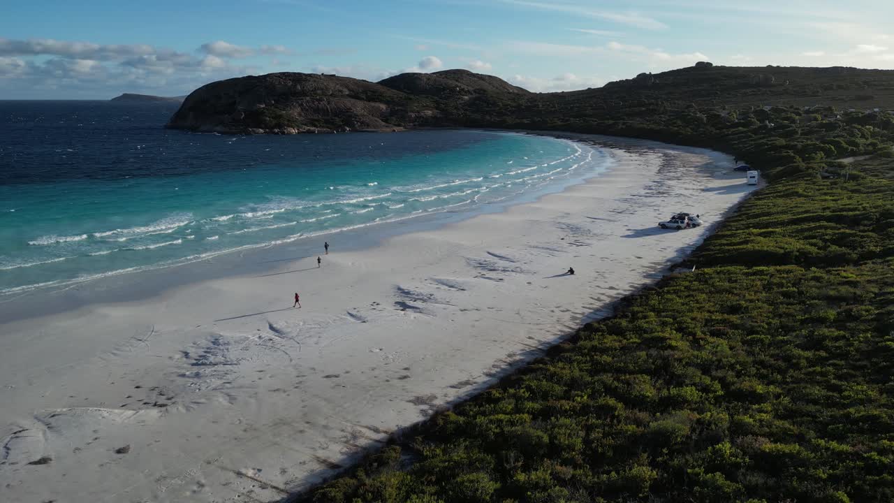 4k60 virgen de la época de la playa de aguas azules en australia