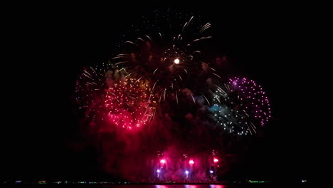 disparando en el cielo nocturno son luces coloridas y brillantes en un festival internacional de fuegos artificiales celebrado en un famoso destino turístico en el sudeste asiático