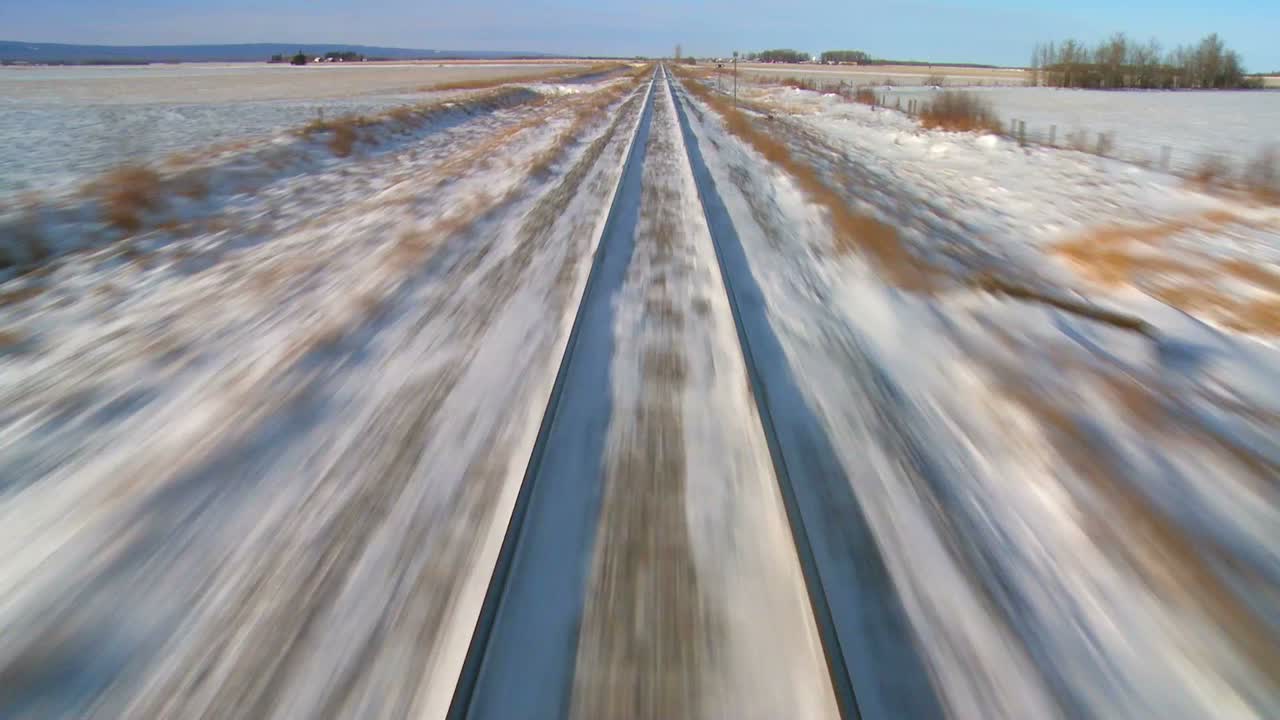 pov de lapso de tiempo desde la parte delantera de un tren que pasa por un paisaje nevado 1