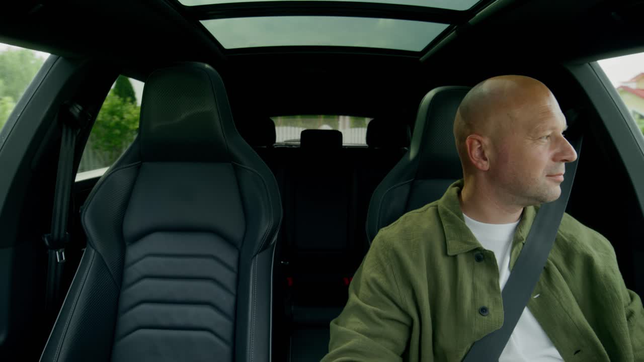 hombre conduciendo coche