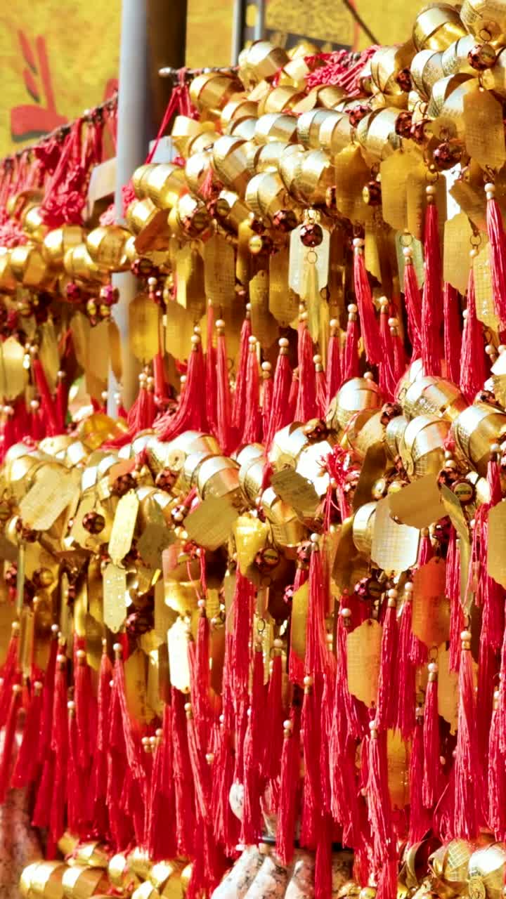 filas de campanas doradas con cintas rojas