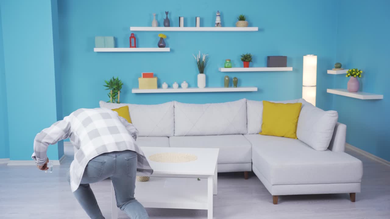 어색한 남자가 집에서 테이블을  ⁇ 러버립니다.