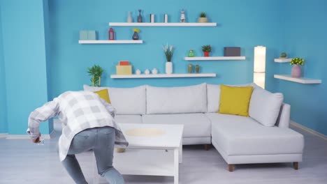 el hombre torpe golpea la mesa en casa.