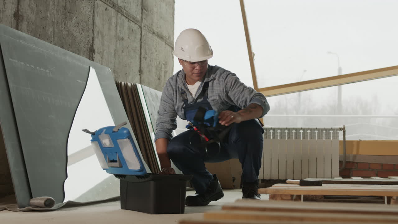 trabajador que saca aparatos de la caja de herramientas