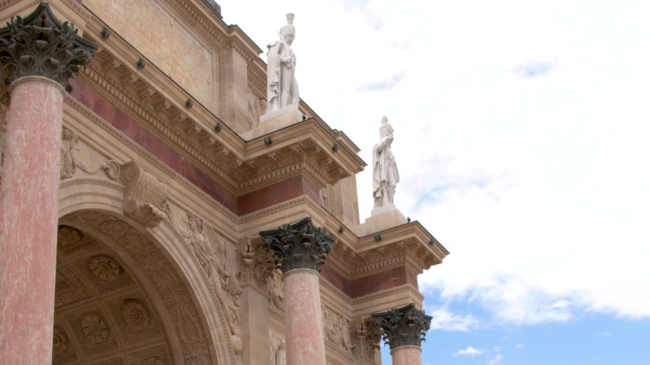 Vista dal basso delle sculture dell'Arco di Trionfo del Carrousel a Parigi, Francia