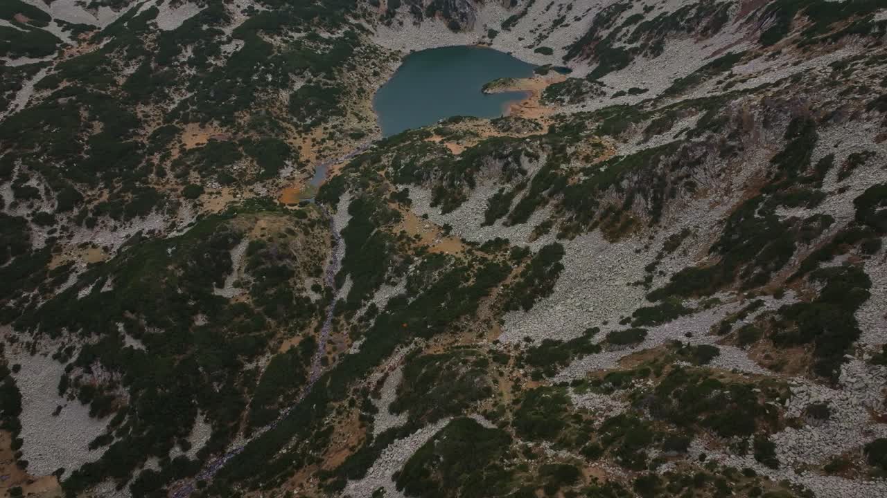 Veduta aerea del Lago Muratovo in un tranquillo paesaggio montano, Bulgaria