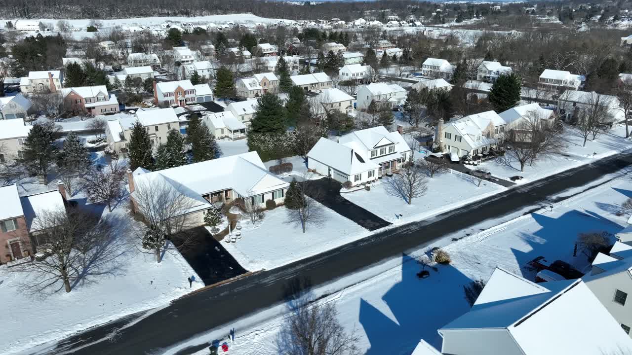 영화 속 드론 비행 은 겨울 에 눈 인 지붕 을 가진 아름다운 집 과 건물 을 보여 준다