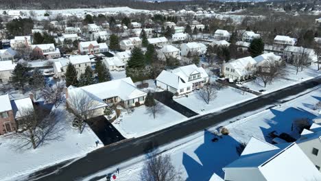 Vuelo-Cinematográfico-Con-Drones-Que-Muestra-Hermosas-Casas-Y-Edificios-Con-Techos-Nevados-En-Invierno