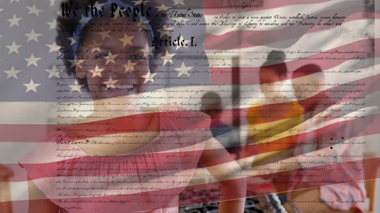 familia de raza mixta con nosotros ondeando la bandera y la constitución en primer plano